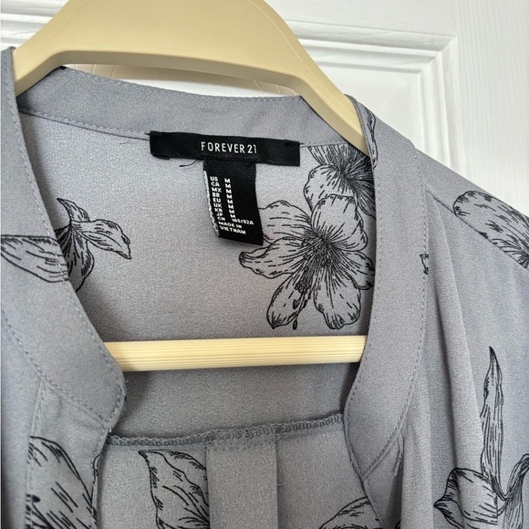 🔸 *free when added to bundle** Elegant Floral Blouse - Mauve and Gray - Picture 2 of 3
